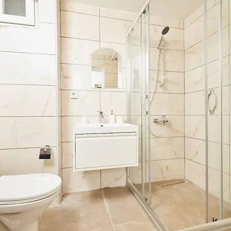 Stunning 3br 3bathroom 3ac Near Metro D1 *